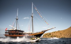 Phinisi-style superyacht wins at Asia Boating Awards 