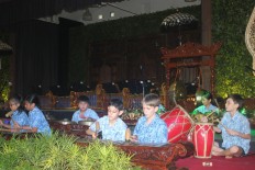 Elementary students from the Intercultural School of Bogor (ISB) play "gamelan degung" during the "gamelan" festival on Saturday, April 21, 2018.