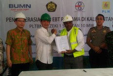 PLN general manager for the West Kalimantan region Richard Safkaur (third right) and PT Rezeki Perkasa Sejahtera Lestari president director Duken Kuncara exchange a document after signing an agreement on the operation of the biomass power plant (PLTBm) Rezeki I Siantan in Wajok Hulu village, West Kalimantan on April 24, 2022.