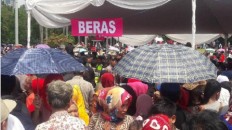 Women faint, people litter at Monas social event