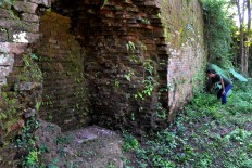 Volunteers clean up Kartasura Palace site, step by step