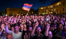  Tens of thousands of Armenian protesters shut down capital 