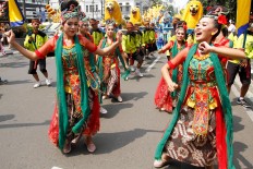 Dancers from Subang regency, West Java, take part in the Asia Africa carnival in Bandung on Saturday. JP/Arya Dipa