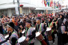 Dozens of elementary school students take part in the carnival. JP/Arya Dipa