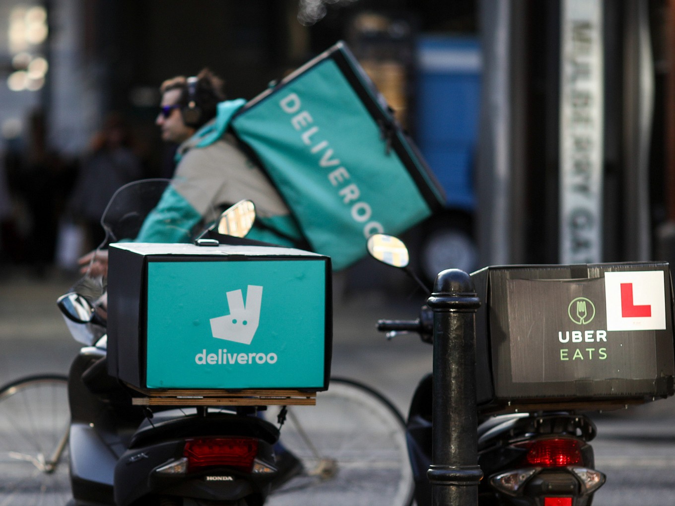 Deliveroo and Uber Eats list restaurants with low health scores - Food