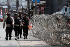 Densus 88 members surround Mako Brimob, negotiate with terror inmates 