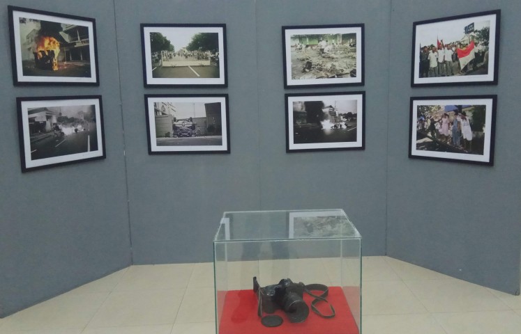Photos depicting the May 1998 riot in Surakarta, Central Java, are exhibited  in 'Refleksi Peristiwa Mei 1998' (A Reflection on May 1998).