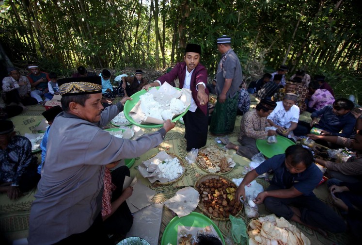 Praying for the deceased in the month of ‘Ruwah’