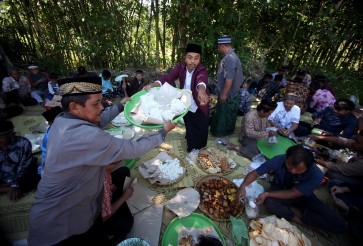 Praying for the deceased in the month of ‘Ruwah’