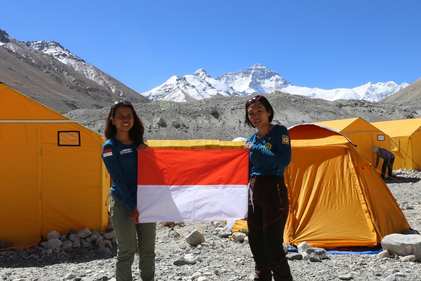 Two female students hoist national flag on Mt. Everest, conquer seven summits 