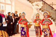 Parisians embrace Indonesian culture in front of The Louvre