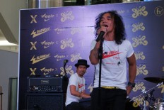 Members of rock band Slank, Ridho (left) and Kaka (right) during the soft launching of limited edition shoes, Slanked, at fX Sudirman, Central Jakarta, on May 23.