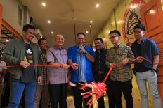 Bobby Nasution, owner of Kopi Jolo and also President Joko "Jokowi" Widodo's son in law, head of the Indonesian Intelligence Service of North Sumatra Brigadier General Ruruh A. Setyawibawa, Medan Mayor Tengku Dzulmi Eldin,  North Sumatra Police head Inspector General Paulus Waterpauw, commander of Air Defense Sector-III/Medan First Marshal TNI Tri Bowo Budi Santoso, Gibran Rakabuming Raka owner of 'Markobar' and also President Jokowi's son, and Kaesang Pangarep owner of Sang Pisang, also Jokowi's son. The cafe on Jl Iskandar Medan is the first joint business of the three owners of Markobar, Sang Pisang and Kopi Jolo.