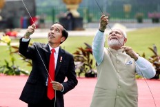 High flyers: President Joko “Jokowi” Widodo and Indian Prime Minister Narendra Modi fly kites at the National Monument in Jakarta on May 30, 2018. 