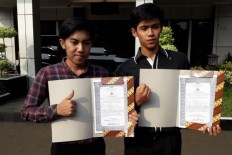 Two men awarded by police for fighting robbers on Bekasi overpass