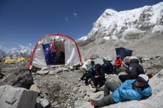 World's highest ER battles to save lives on Everest