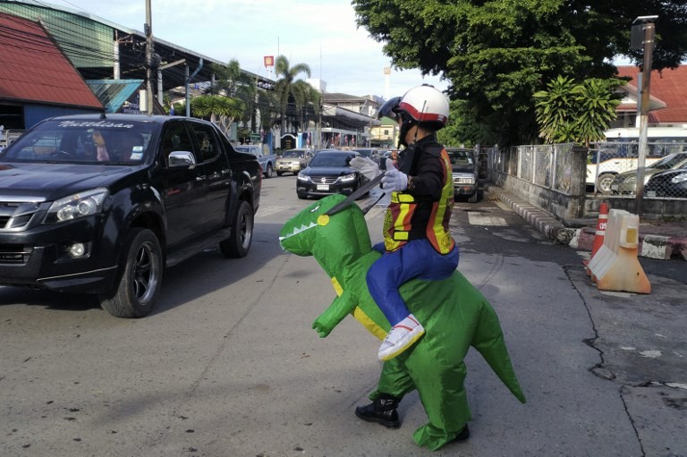 Thai 'T-Rex' cop gives traffic safety lessons to kids, parents