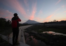 A photographer captures the beautiful scenery of Mount Merapi from Bronggang village in Cangkringan district, Sleman regency, Yogyakarta, on June 2, 2018. JP/Boy T. Harjanto