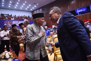 National Mandate Party (PAN) founder Amien Rais (left) talks with party chairman Zulkifli Hasan (right), who is also the People's Consultative Assembly (MPR) speaker, during the celebration of the 20th anniversary of Indonesia's Reform Era at the MPR building in Senayan, Central Jakarta, on May 21. 