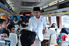 Jokowi greets travelers, wishes them happy holiday