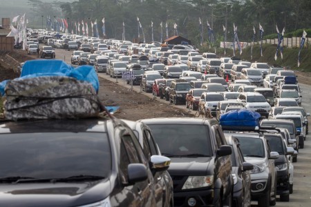 Vehicles crawl along the Salatiga-Kartasura toll road in Central Java on June 10, 2018, amid the exodus as people travel to their hometowns to celebrate Idul Fitri.