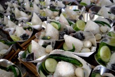 'Sego wuduk', with eggs, cucumber, black soy and green chili. 