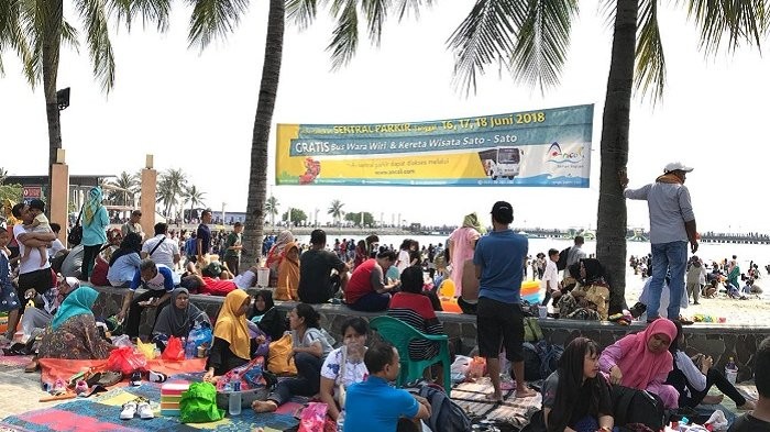 Holidaymakers Crowd Ancol Beach Despite Crocodile Sighting