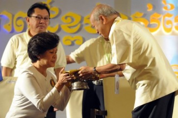 Cambodian prince injured, wife killed in head-on road crash