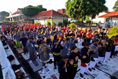 Royal soldiers at the Yogyakarta Sultanate pray on the yard of the kraton on June 15, 2018.  JP/Aditya Sagita