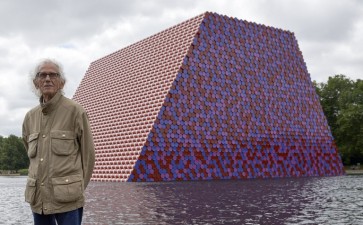 Artist Christo launches 7,500 floating barrels in London
