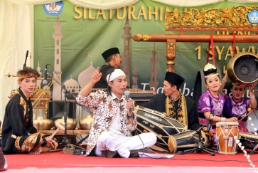 Sundanese artists perform at Idul Fitri celebration in London