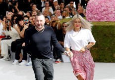 British fashion designer Kim Jones (L), acknowledges the audience at the end of the Dior show during the Men's Spring/Summer 2019 fashion show on June 23, 2018 in Paris.