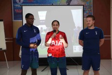 Coaches: Tottenham Hotspur global coaching team member Anton Blackwood (left), PT AIA financial head of brand and communication Kathryn Parapak (center) and coach Danny Mitchell address a press briefing on AIA&rsquo;s joint training-for-trainers program with the Youth and Sports Ministry, which seeks to boost the quality of local soccer coaches.