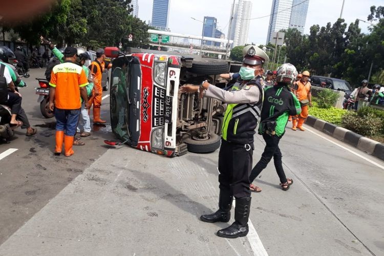 Truck hits  odong  odong   ride injuring 11 children City 