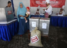 Polling station officials in Mejosari subdistrict, Malang municipality, East Java, are wearing aprons and chef’s hats at the kitchen-themed polling station. Most of the officials work as cooks on Wednesday, June 27, 2018. JP/Aman Rochman