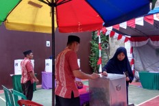 A voter submits her ballot at a polling station in Kalibaru subdistrict, Depok, West Java on Wednesday, June 27, 2018. In the West Java gubernatorial election, Ridwan Kamil and Uu Ruzhanul Ulum won in the quick count result. JP/Ricky Yudhistira