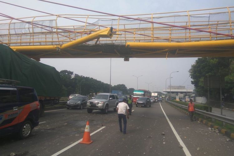 Oversized trailer crashes into bridge, no casualties reported