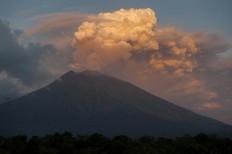 Mt. Agung eruption continues, airport operations 'normal'