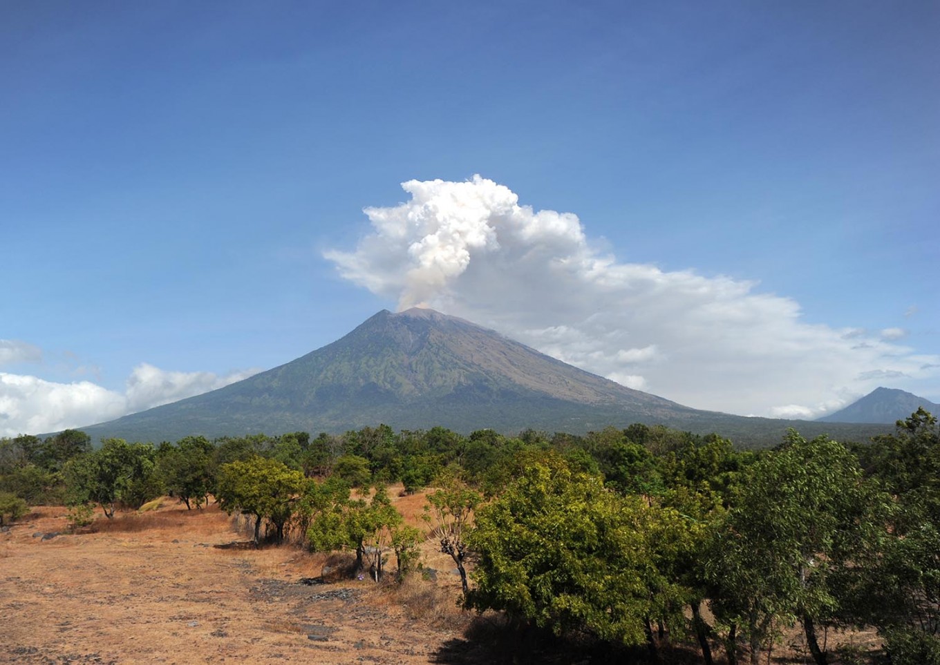 Residents along rivers warned after Mt Agung eruption  