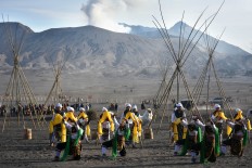 Tenggerese Hindu ritual meets cultural performances on Mount Bromo 