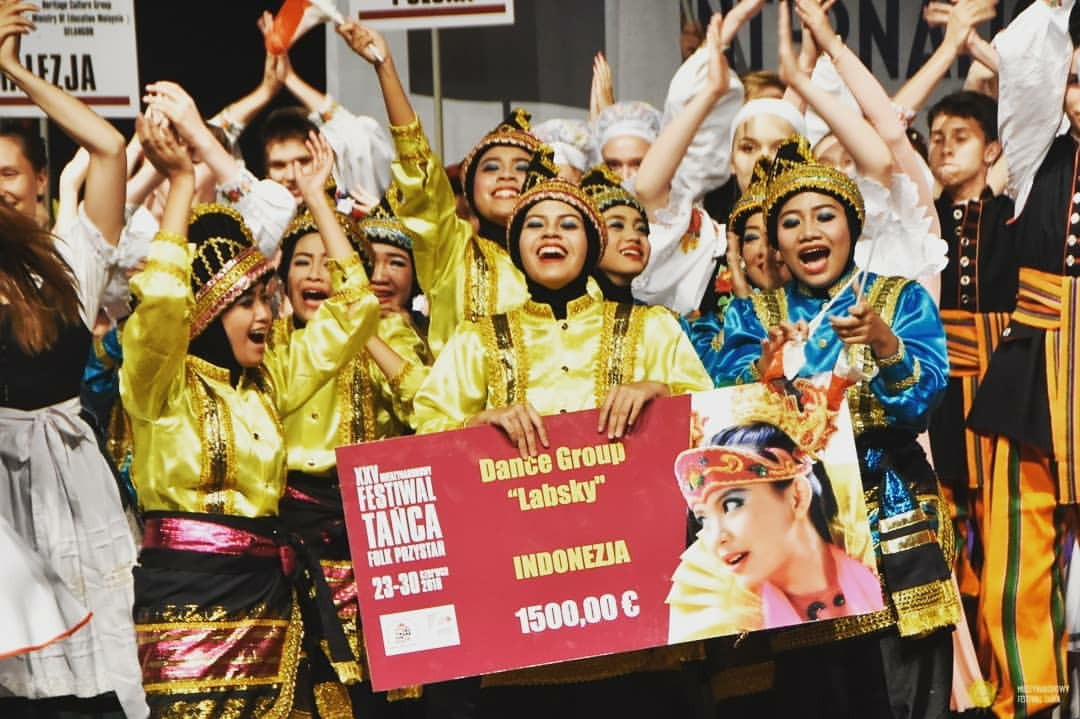 Labschool junior high school wins top award at folk dance festival in Poland