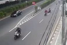 Men on motorcycles attack tourists in car in Ciwidey