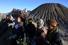 Give thanks: The Tengger people of East Java pray on Mount Bromo as part of the Yadnya Kasada to show their ritual to show their gratitude to the gods. JP/ Aman Rochman
