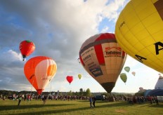 100 hot air balloons fly for Lithuania's 100th birthday