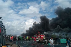 Massive fire rips through Bali port