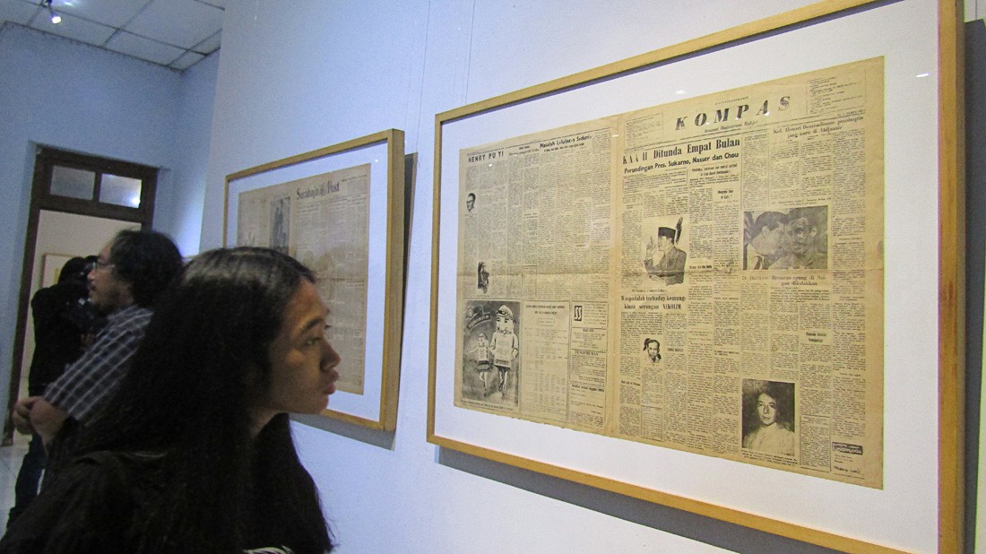 Key milestone: A visitor looks at national newspaper Kompas’ first edition published on June 28, 1965, at an exhibition of old newspapers and magazines at Bentara Budaya Yogyakarta. Kicked off on July 3, the exhibition will run until July 11. (JP/Bambang Muryanto)