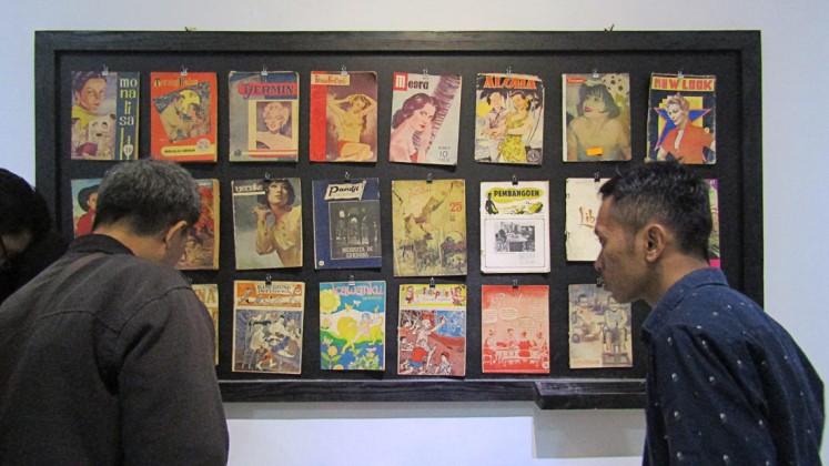 Witnesses of RI history: Visitors look at old magazines published in Indonesia during the period of 1871 to 1972 during an exhibition at Bentara Budaya Yogyakarta. (JP/Bambang Muryanto)