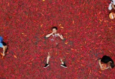 This photo taken on July 8, 2018 shows a contestant taking part in a chili pepper eating competition in Ningxiang in China's central Hunan province. The winner of the contest ate 50 chili peppers in one minute.