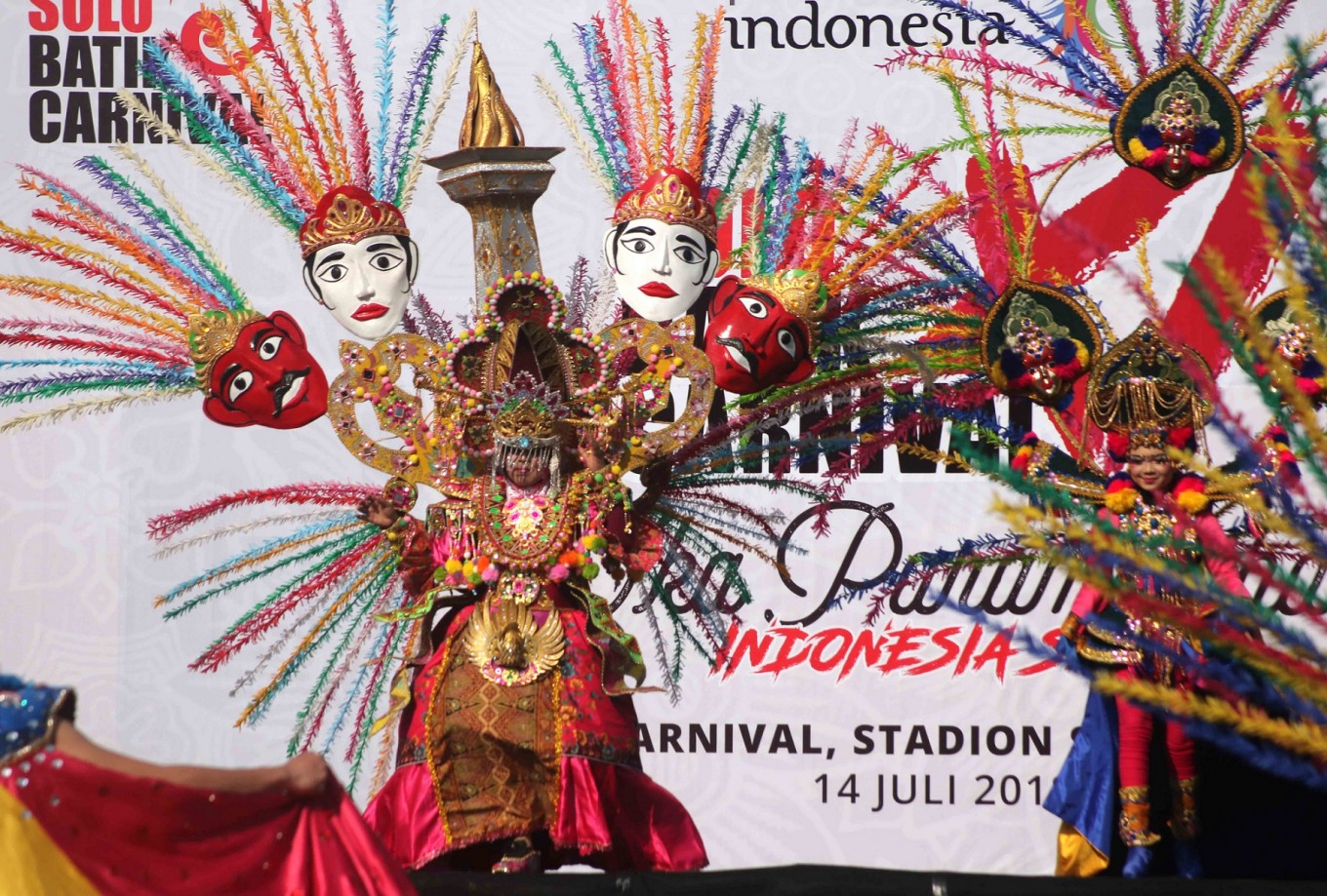 Participants wear Betawi costumes as they grace the Sriwedari stadium catwalk in Surakarta, Central Java, as part of the Solo Batik Carnival. Image: The Jakarta Post