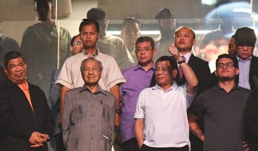 Duterte, Mahathir reaffirm need to boost security, defense ties